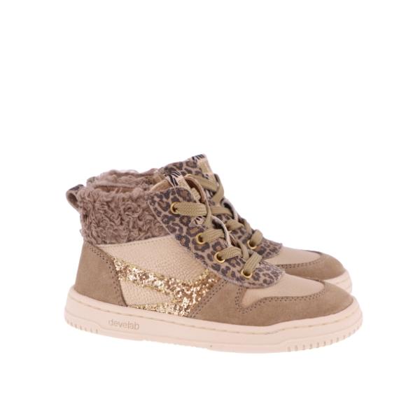 https://www.wilmo.nl/wp-content/uploads/2025/10/develab-kinderschoenen-41922-beige-hoge-sneakers-bp_fl1_2tx_t44eop.jpg